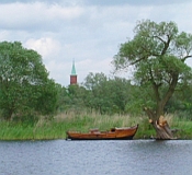 Blick von der Havel auf den Pareyer Kirchturm 